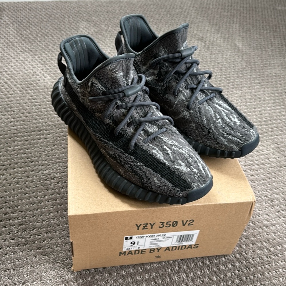 Pristine like new Yeezy Boost 350 v2 in size 9.5! (Aug 2024 release)